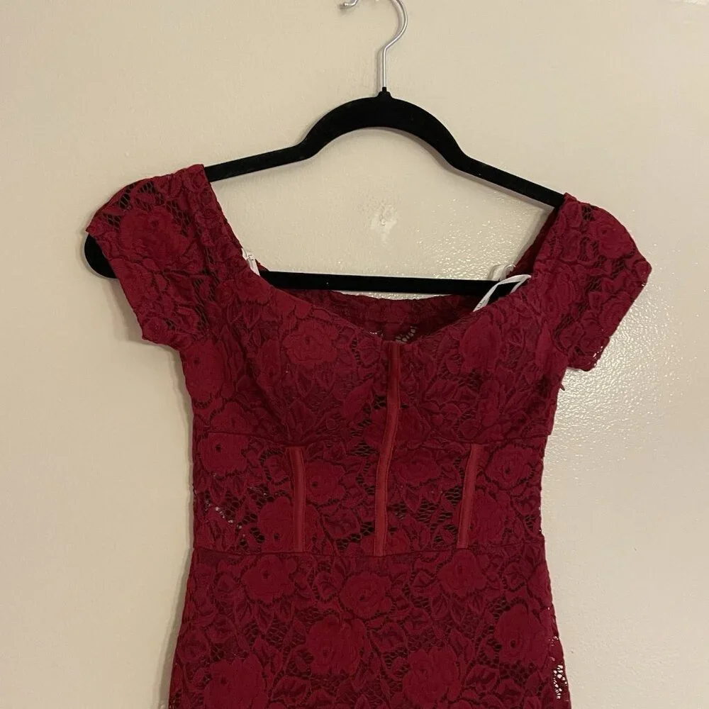 Lulus Women XS Flirty Thoughts Wine Red Lace Off-The-Shoulder Bodycon Dress NWT - Picture 4 of 12